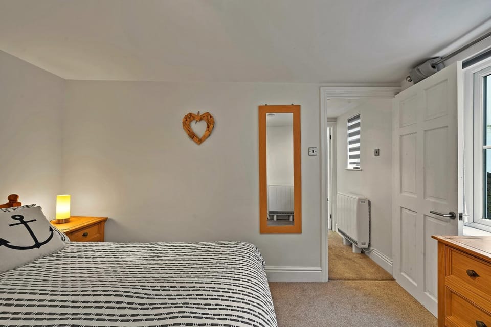 Bed, Bedroom, hair dresser