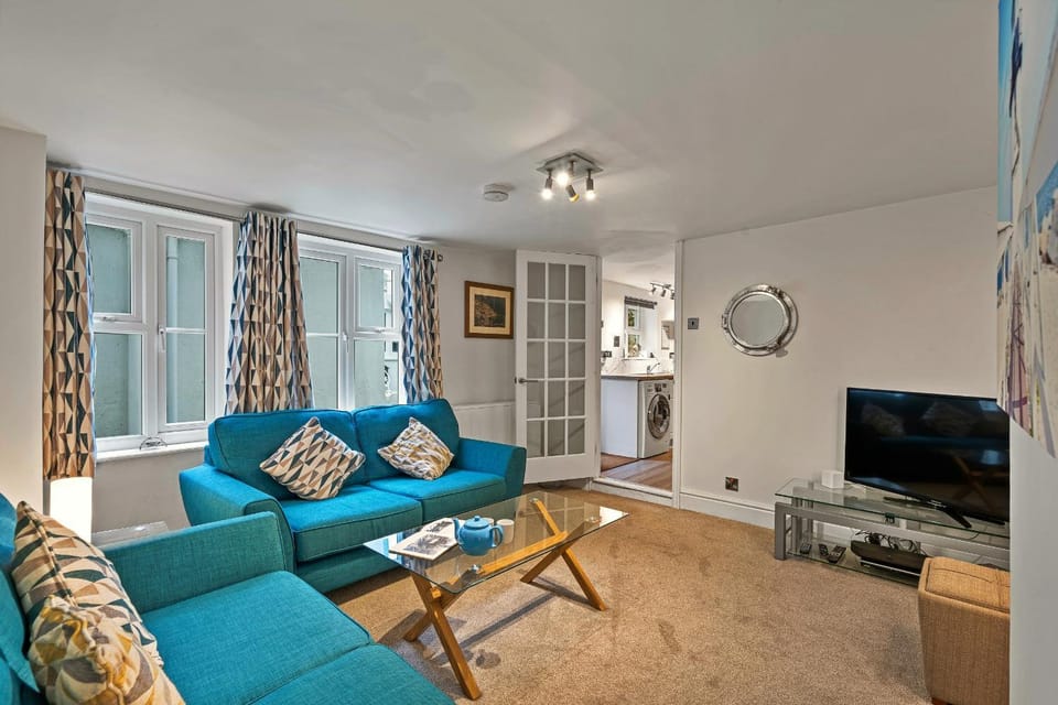 Communal lounge/ TV room, TV and multimedia, Living room, Seating area, Evening entertainment