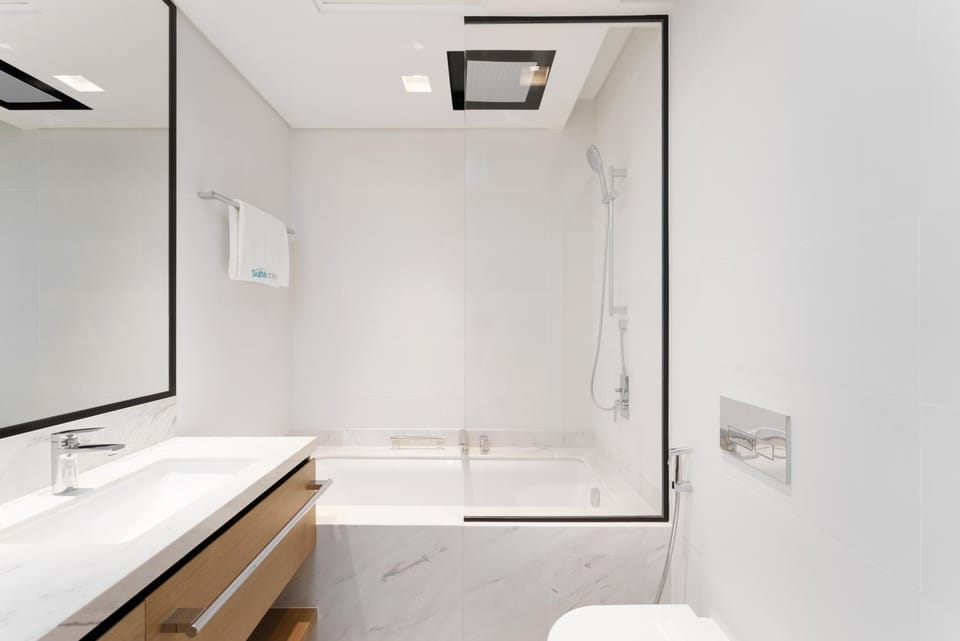 Luxe 1-Bedroom Elegance in Palace Residences Apartment in Dubai
