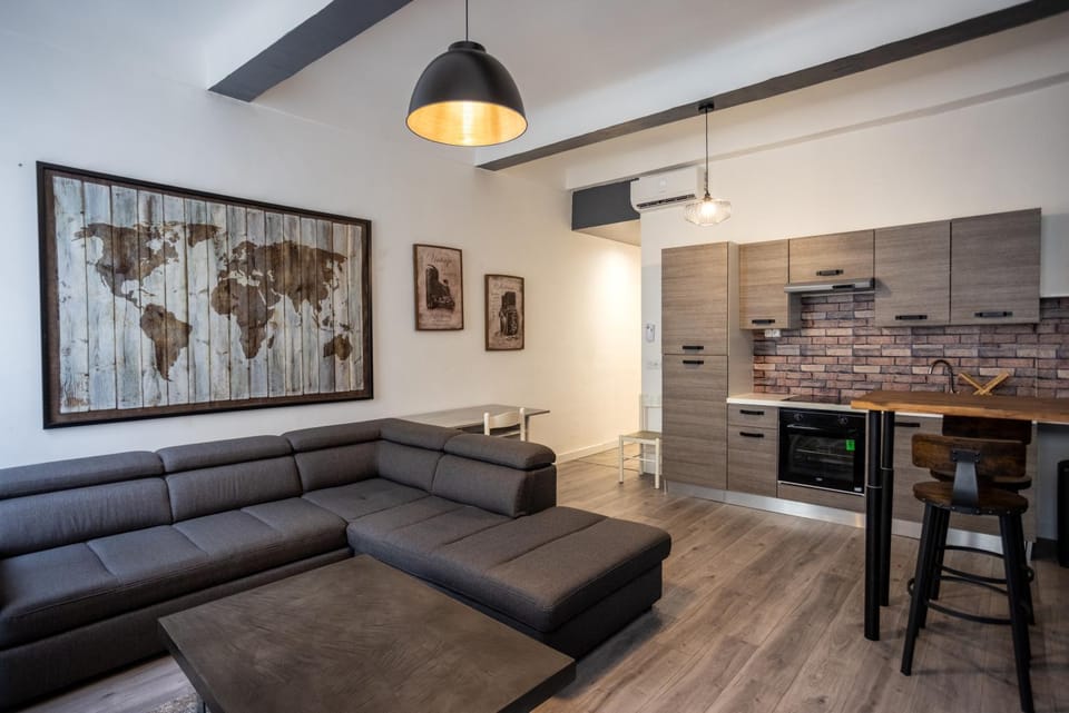 Kitchen or kitchenette, Living room, Seating area, Dining area, pet friendly, stove, air conditioner