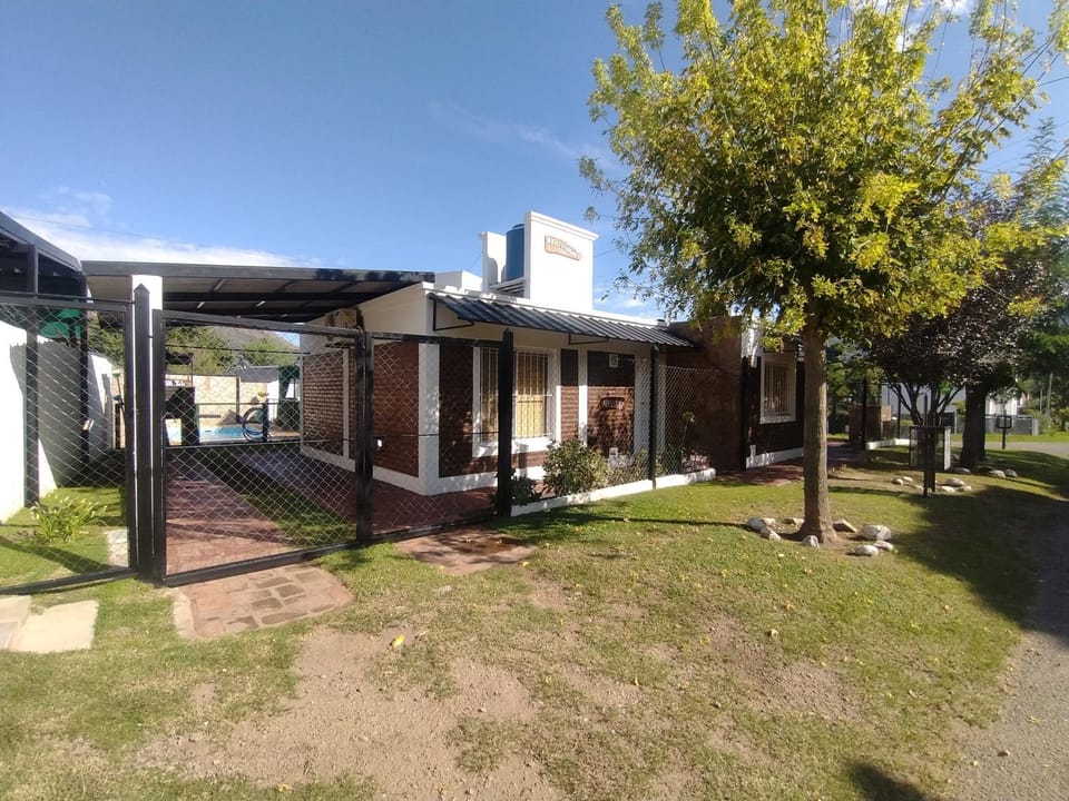 Property building, Patio, Off site, Day, BBQ facilities, Garden, View (from property/room), City view, Garden view, Mountain view, Street view, Area and facilities, Quiet street view, Parking, locker