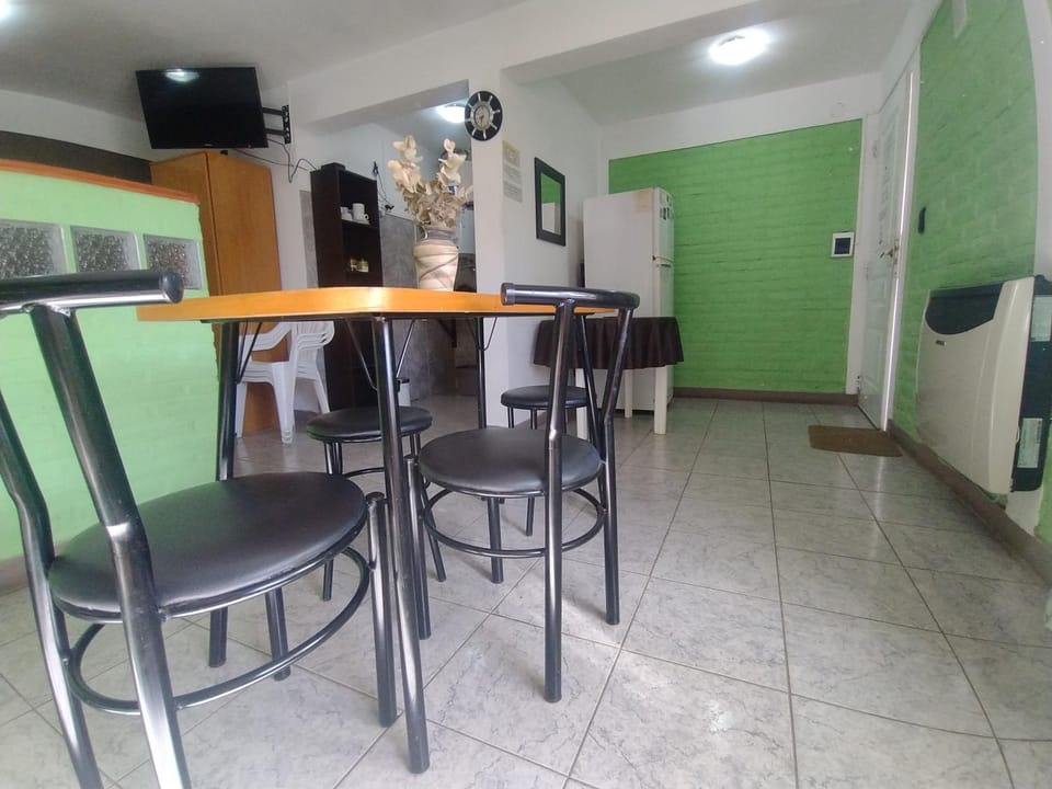 Property building, TV and multimedia, Kitchen or kitchenette, Living room, Photo of the whole room, Seating area, Dining area, City view, Street view, Area and facilities, Quiet street view, internet, locker, oven, wardrobe