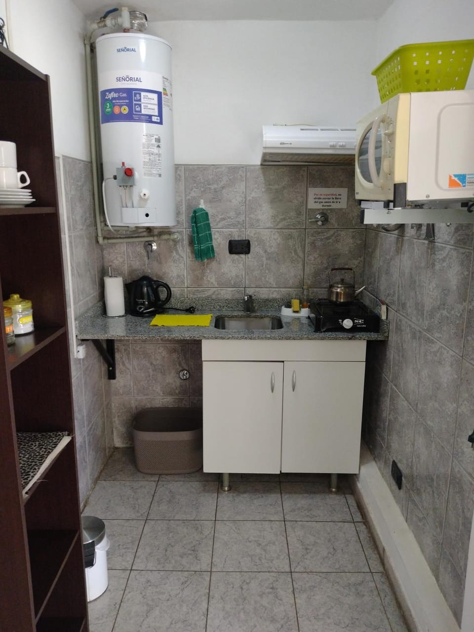 Property building, Kitchen or kitchenette, Area and facilities, locker, minibar, stove