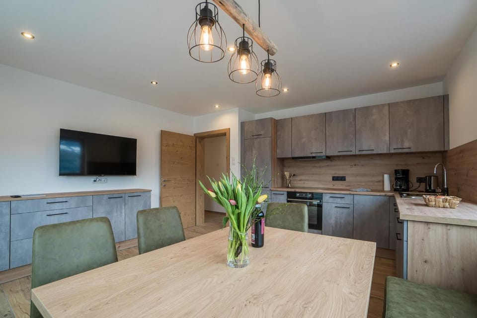 TV and multimedia, Kitchen or kitchenette, Seating area, Dining area