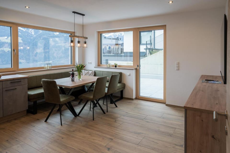 Seating area, Dining area