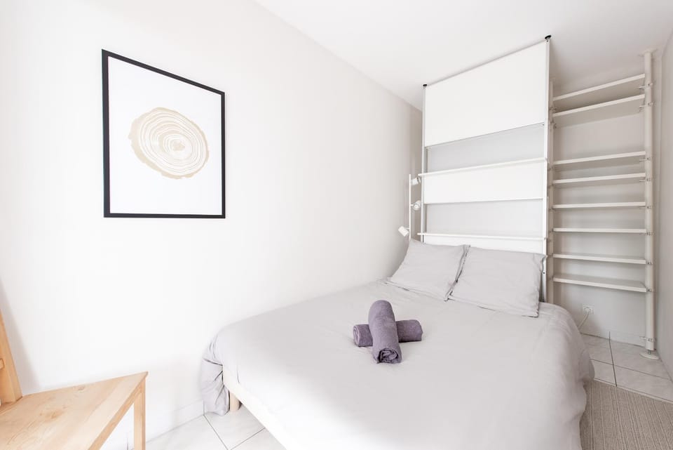 Bed, towels