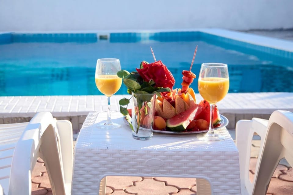 Food and drinks, Swimming pool, sunbed