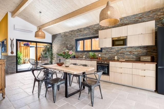 Kitchen or kitchenette, Dining area, stove