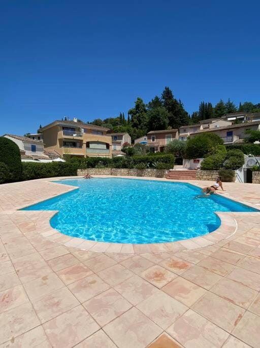 Maison individuelle avec jardin ensoleillé House in French Riviera