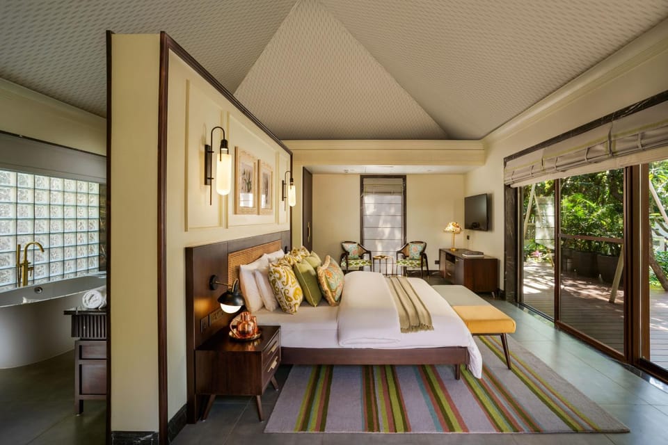 Bed, Living room, Photo of the whole room, Bedroom, Mountain view, River view