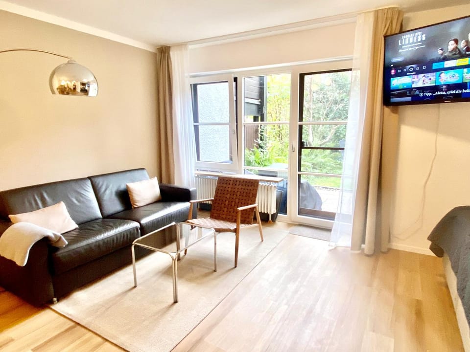 TV and multimedia, View (from property/room), Living room, Garden view