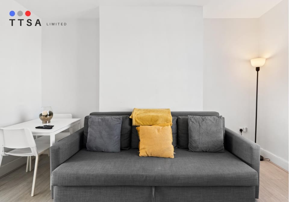 Bed, Living room