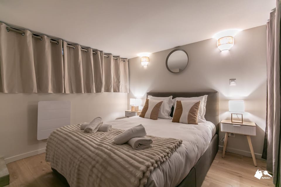 Bed, Photo of the whole room, Bedroom, towels