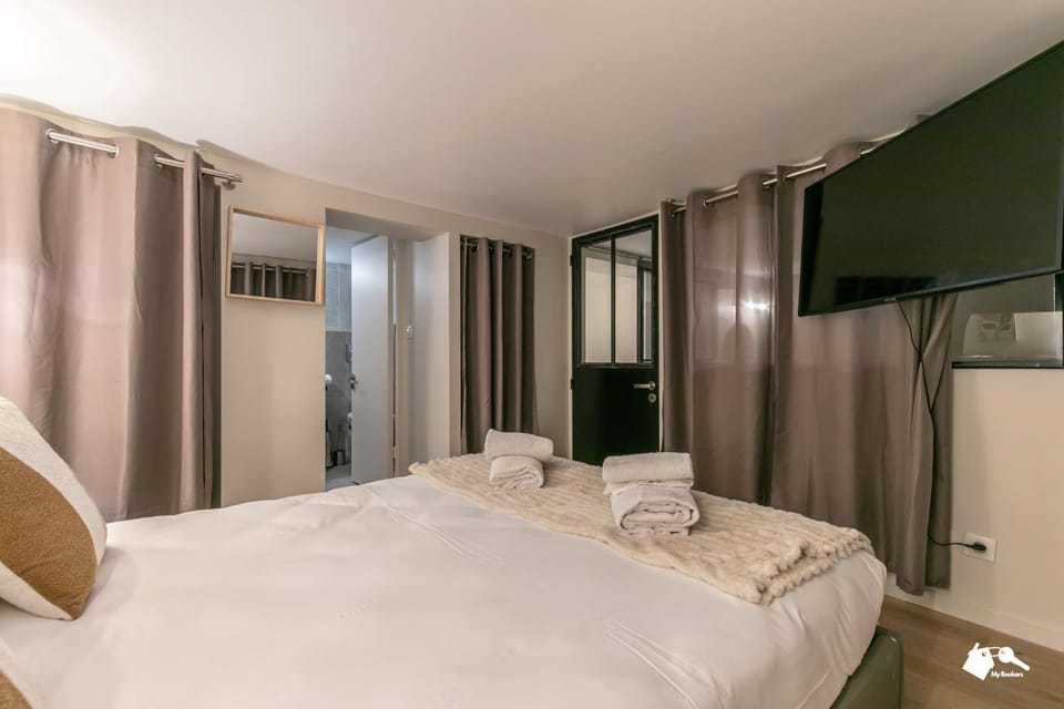 Bed, TV and multimedia, Photo of the whole room, Bedroom, towels