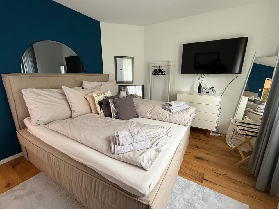 Bed, TV and multimedia, Bedroom, wardrobe