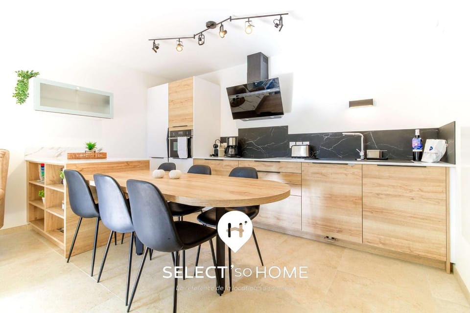 Kitchen or kitchenette, Dining area, dishwasher, oven, stove