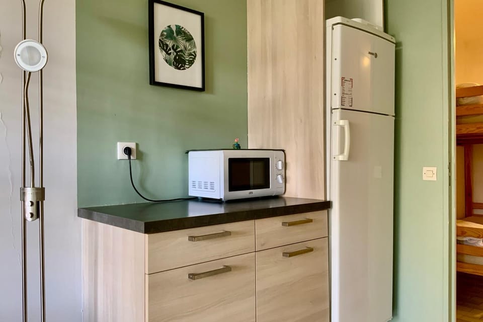 Kitchen or kitchenette, oven, stove