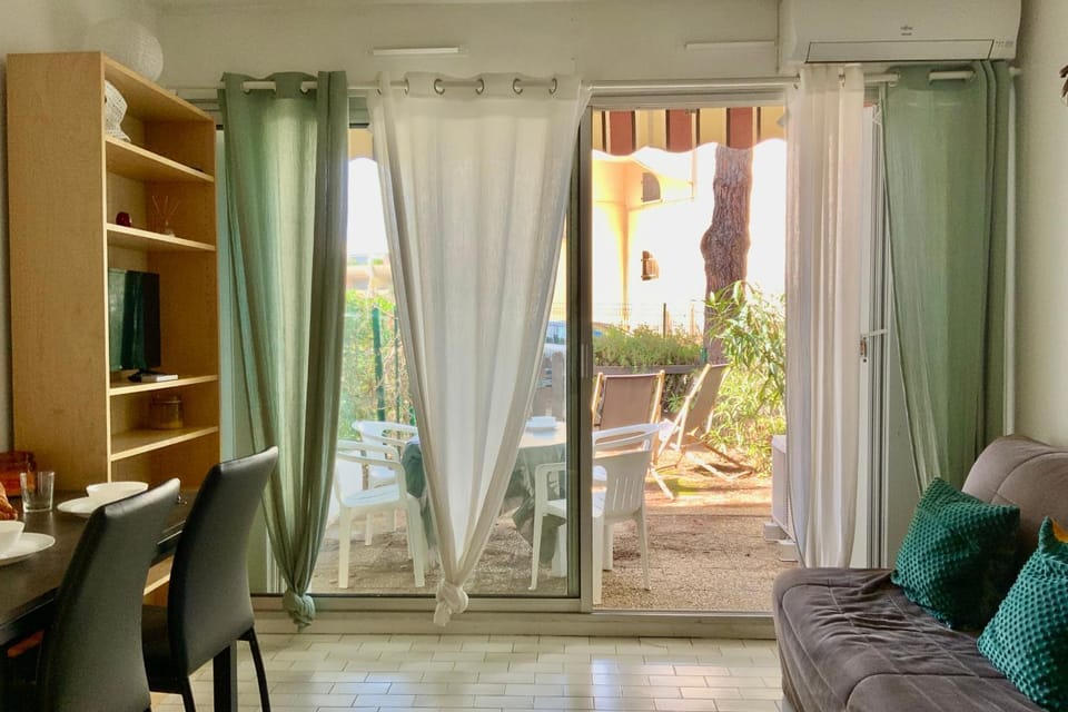 Patio, Day, Garden, View (from property/room), Balcony/Terrace, Living room, Seating area, Dining area, Garden view