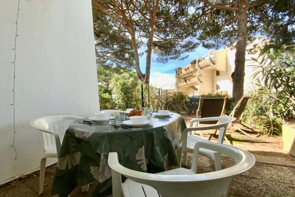 Patio, Spring, Day, Garden, Living room, Seating area, Dining area, Garden view