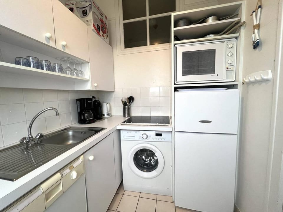 Kitchen or kitchenette, pet friendly, stove, washing machine