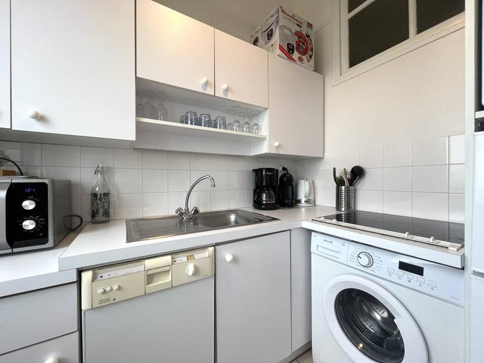 Kitchen or kitchenette, stove, washing machine