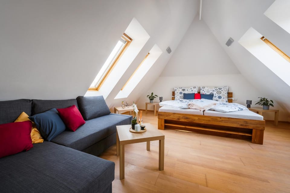 Bed, Seating area