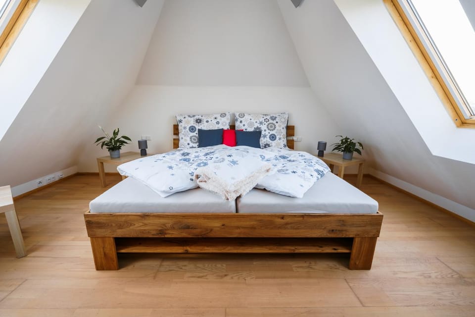 Bed, Bedroom, towels