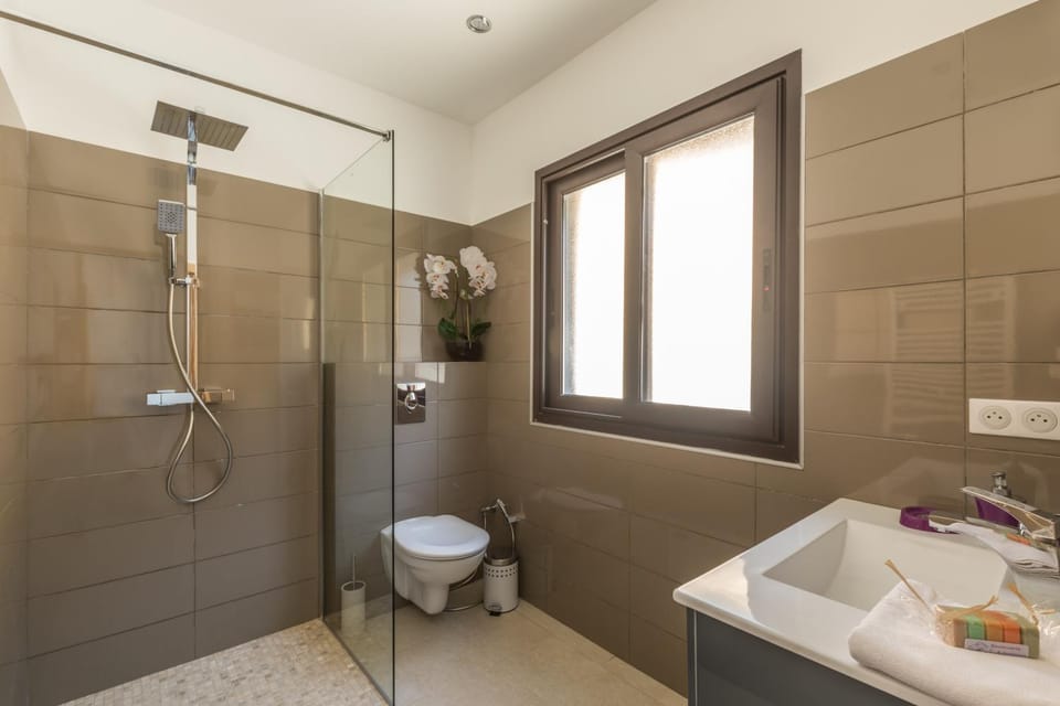 Bathroom, Living room