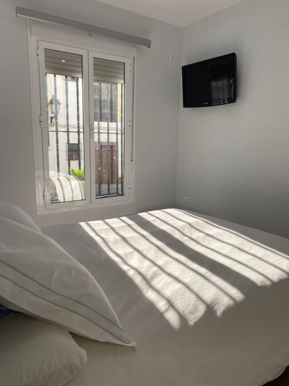 Bed, TV and multimedia, Photo of the whole room, Bedroom