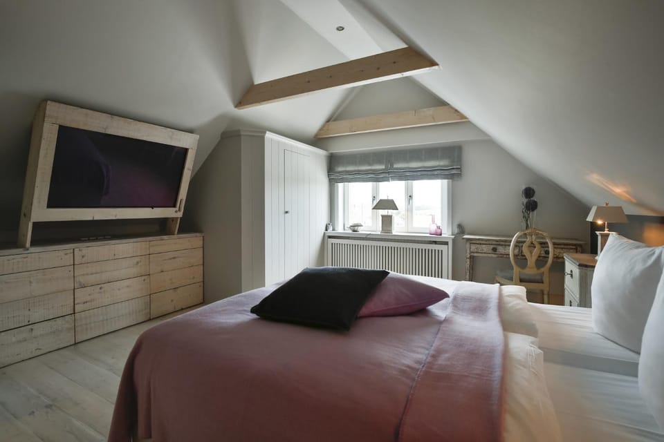 Bed, TV and multimedia, Photo of the whole room, Bedroom