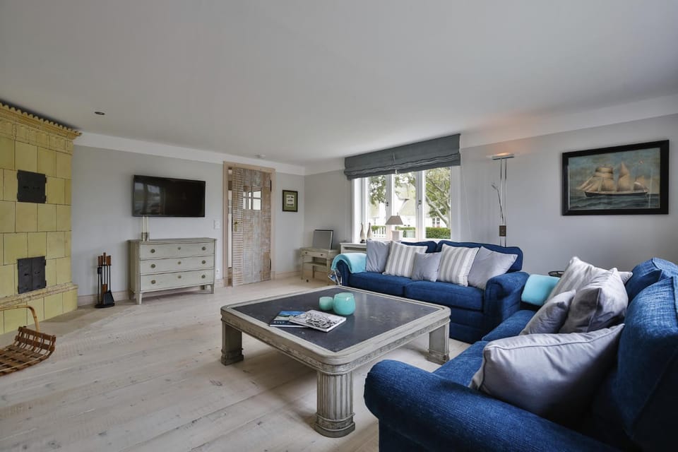 TV and multimedia, Living room, Seating area, Evening entertainment