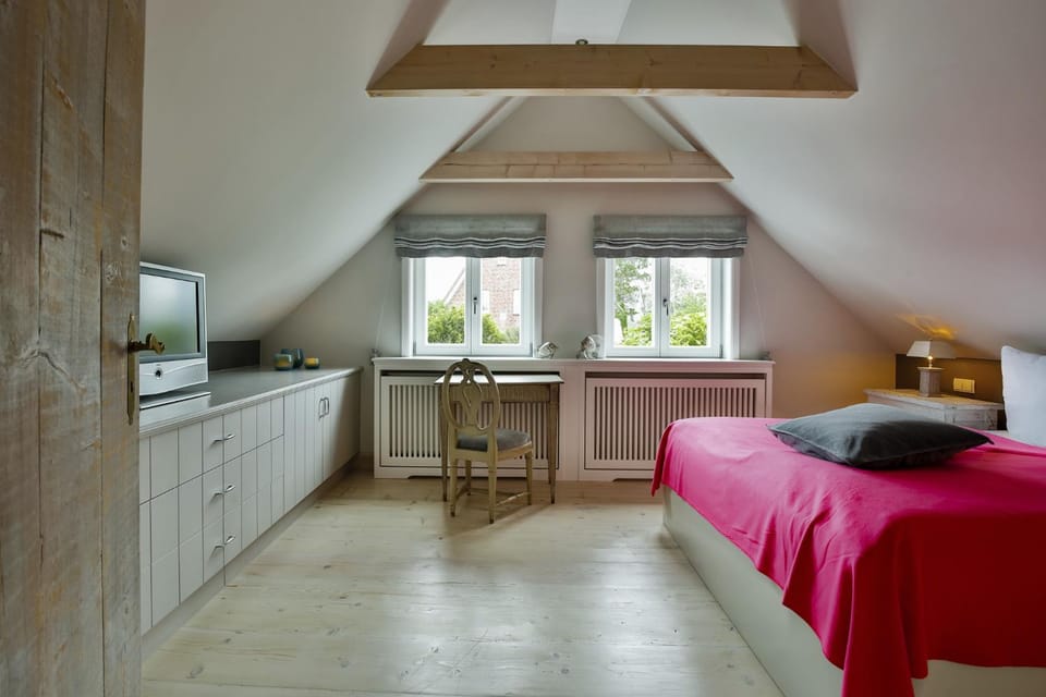 Bed, TV and multimedia, Photo of the whole room, Bedroom
