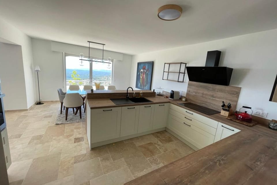 Coffee/tea facilities, Kitchen or kitchenette, Dining area, dishwasher, stove, toaster