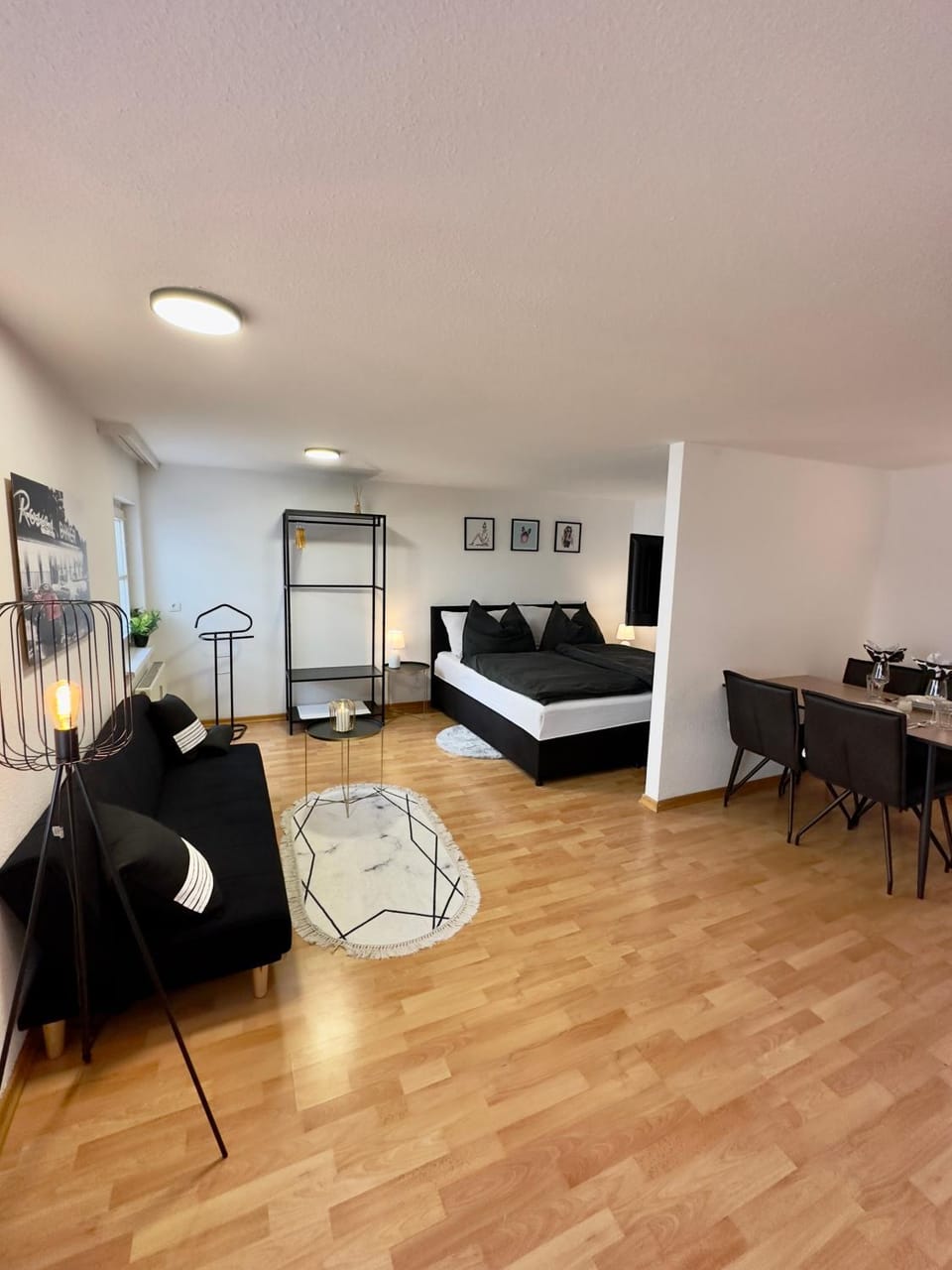 Bed, TV and multimedia, Living room, Photo of the whole room, Seating area, Dining area, Bedroom, hair dresser