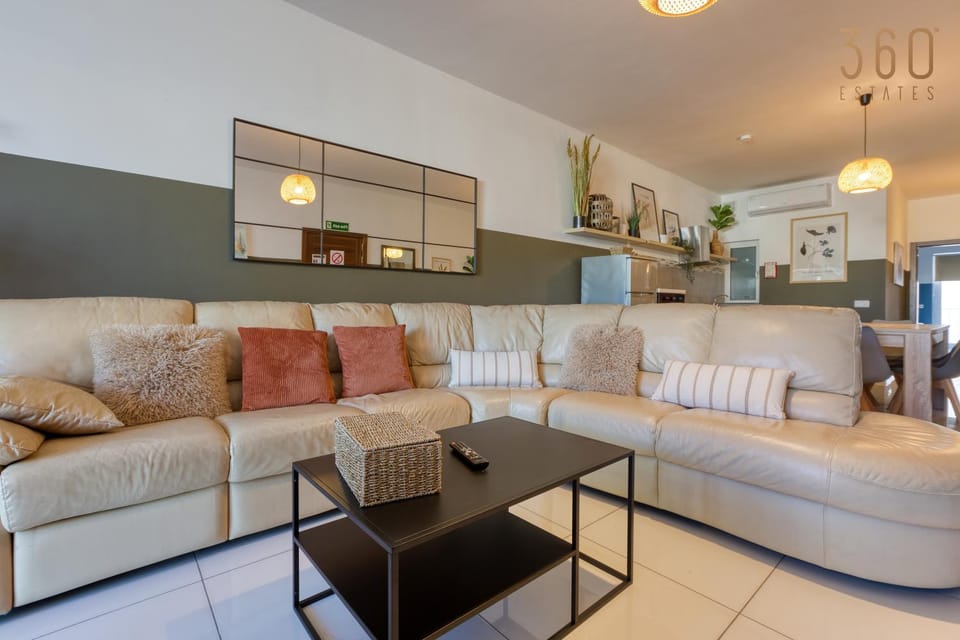 Kitchen or kitchenette, Living room, Seating area