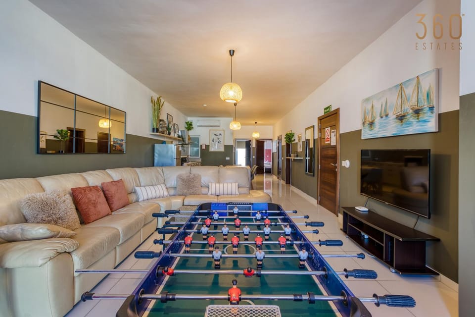 Communal lounge/ TV room, Game Room, TV and multimedia, Living room, Seating area, Evening entertainment