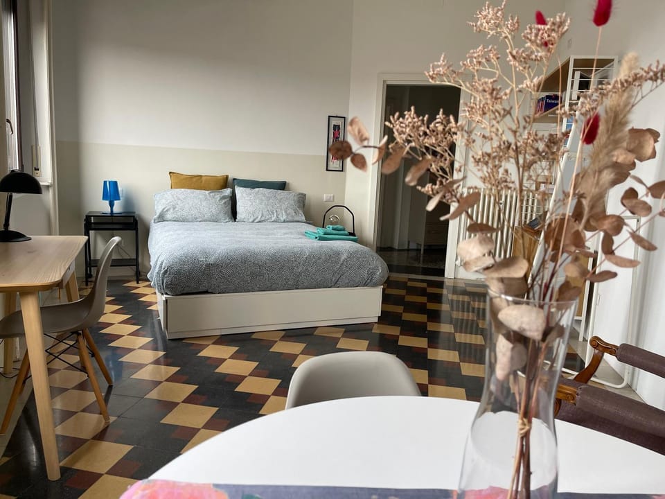 Bed, Living room, Photo of the whole room, Seating area, Bedroom