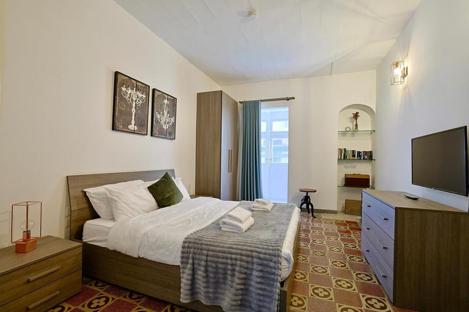 Bed, TV and multimedia, Photo of the whole room, Bedroom