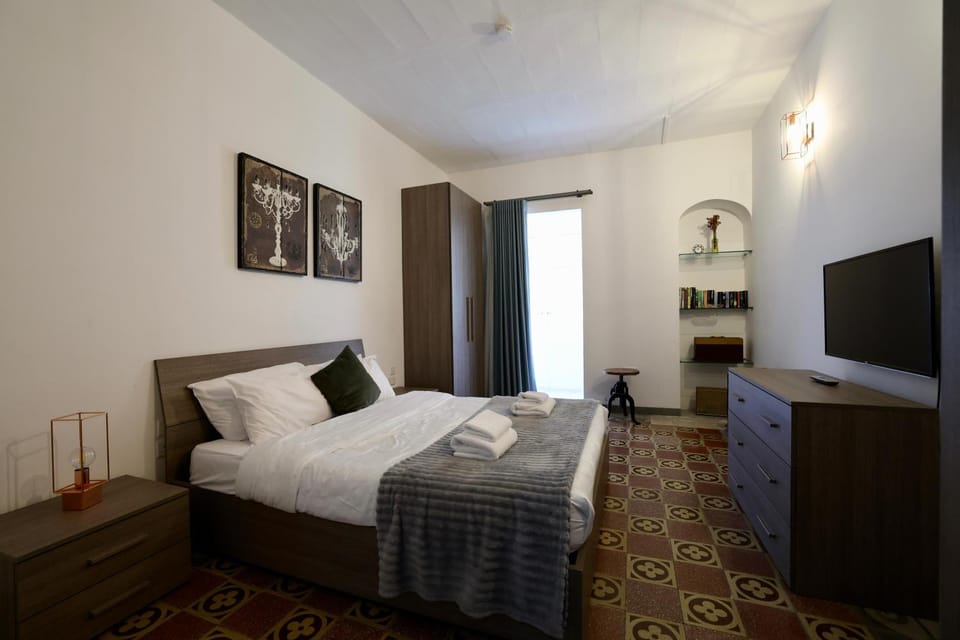 Bed, Living room, Photo of the whole room, Seating area, Bedroom
