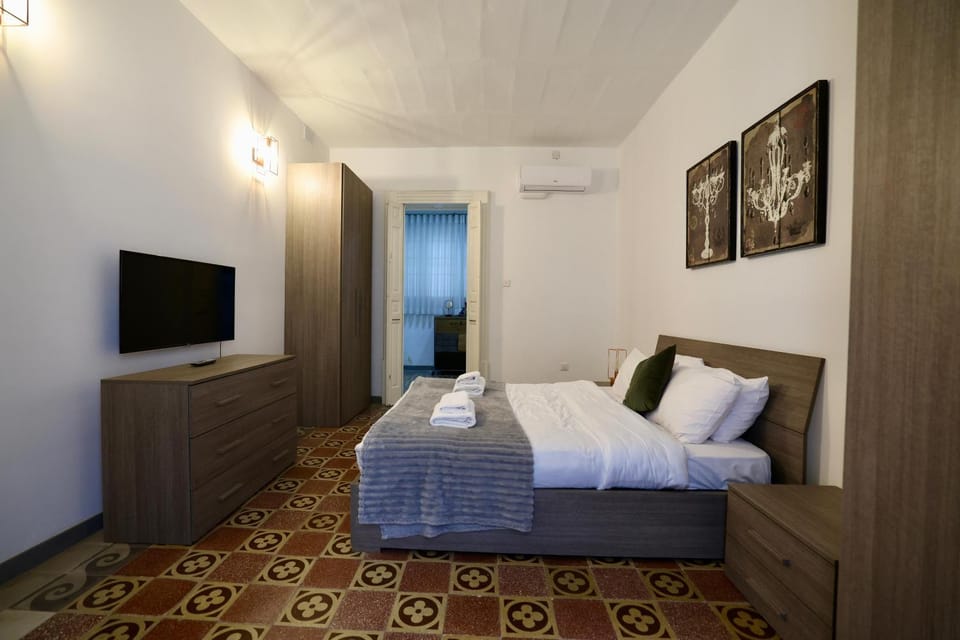 Bed, TV and multimedia, Living room, Photo of the whole room, Seating area, towels