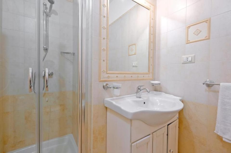 Shower, Bathroom, towels