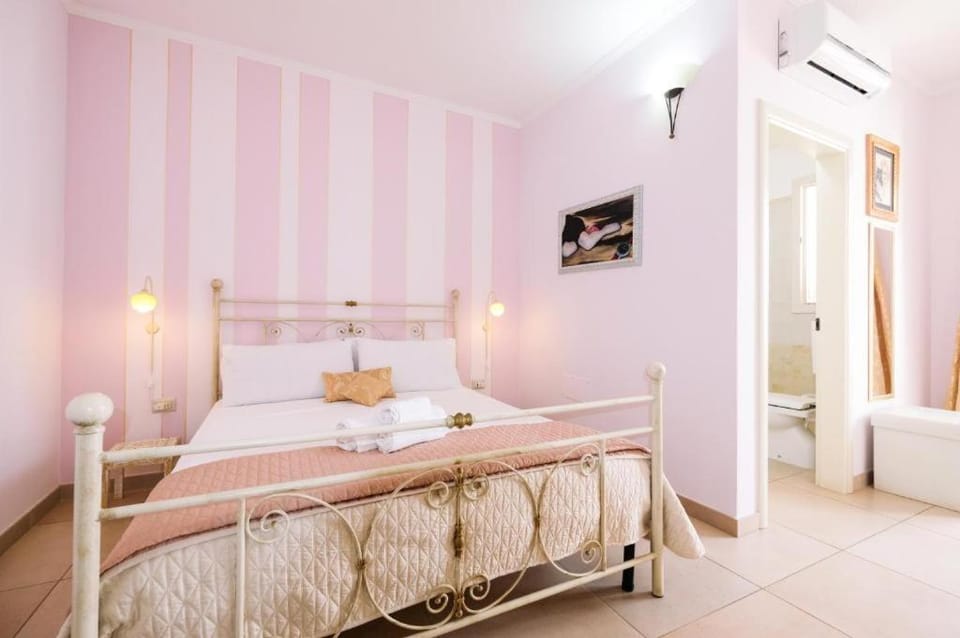 Bed, Photo of the whole room, Bedroom, towels, air conditioner