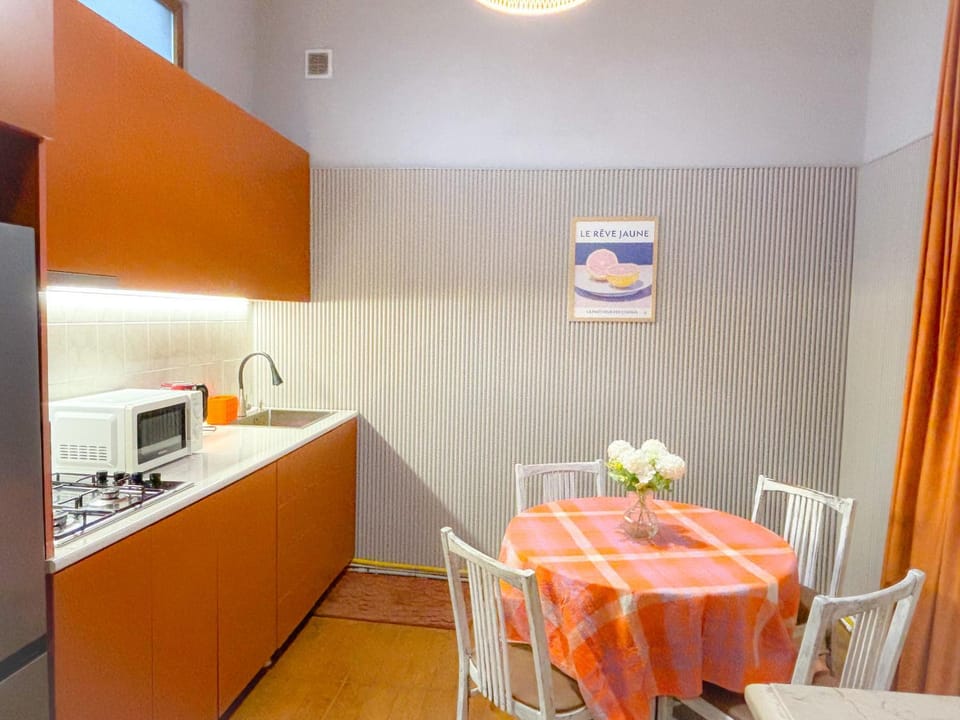 Kitchen or kitchenette, Dining area