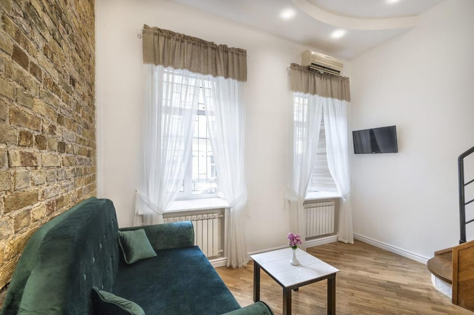 TV and multimedia, Living room, Seating area, air conditioner