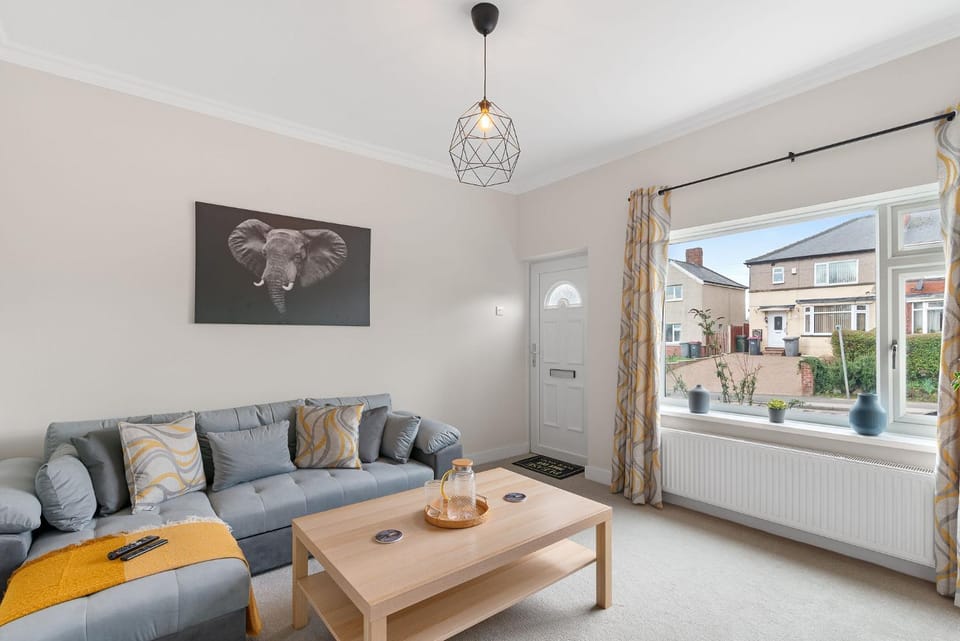 Whitehill - 3-Bed Home from Home, Sleeps 7, Great for Groups & Workers, FREE Parking & Netflix - Hosted by Stay Host Save House in Sheffield