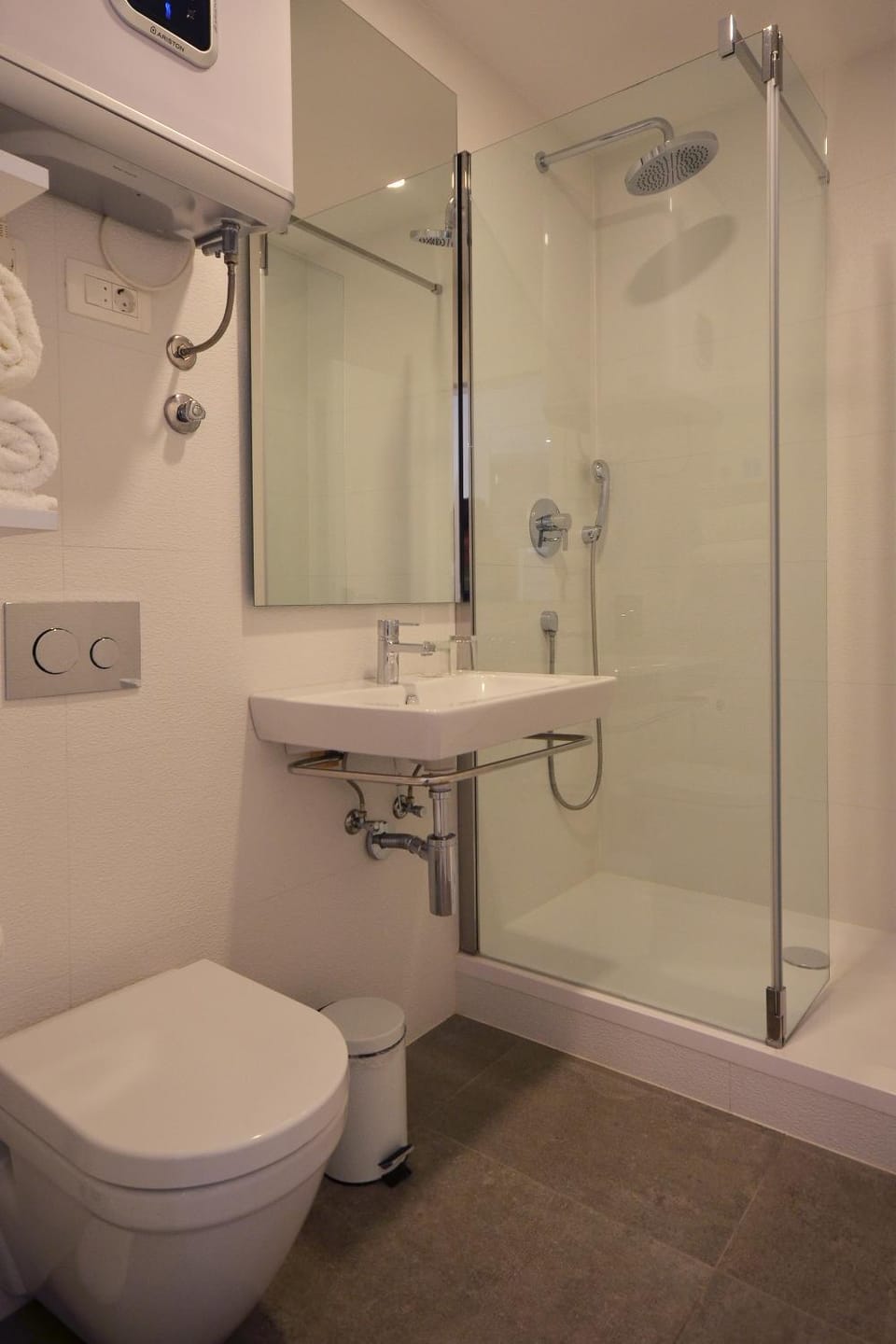 Shower, Toilet, Bathroom, Bath, towels