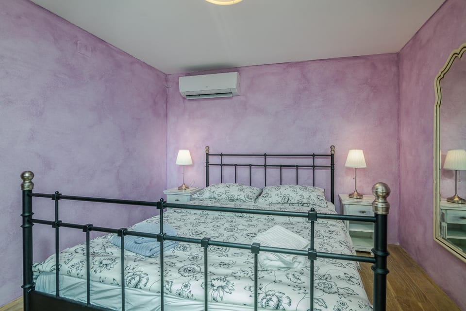 Bed, Photo of the whole room, Bedroom, air conditioner