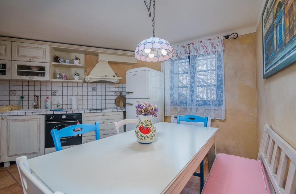 Kitchen or kitchenette, Seating area, Dining area, oven, stove