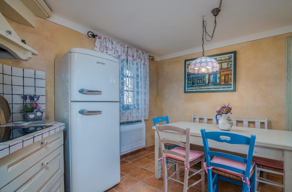 Kitchen or kitchenette, Seating area, Dining area, stove