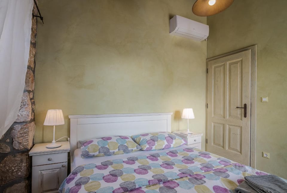 Bed, Photo of the whole room, Bedroom, air conditioner